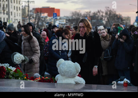 Mosca, Russia. 27 Mar, 2018. Una donna grida durante una cerimonia a piangere le vittime di un incendio in un centro commerciale di Kemerovo a Mosca, in Russia, il 27 marzo 2018. Il presidente russo Vladimir Putin martedì ha firmato un decreto che dichiara mercoledì una giornata di lutto nazionale per le vittime di un incendio di grandi proporzioni in un centro commerciale nella città siberiana di Kemerovo, che ha ucciso almeno 64 persone su 25 Marzo. Credito: Evgeny Sinitsyn/Xinhua/Alamy Live News Foto Stock