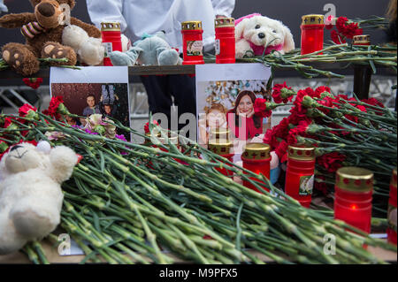 Mosca, Russia. 27 Mar, 2018. Le foto e i fiori sono visto durante una cerimonia a piangere le vittime di un incendio in un centro commerciale di Kemerovo a Mosca, in Russia, il 27 marzo 2018. Il presidente russo Vladimir Putin martedì ha firmato un decreto che dichiara mercoledì una giornata di lutto nazionale per le vittime di un incendio di grandi proporzioni in un centro commerciale nella città siberiana di Kemerovo, che ha ucciso almeno 64 persone su 25 Marzo. Credito: Evgeny Sinitsyn/Xinhua/Alamy Live News Foto Stock