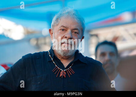 Ex presidente brasiliano Luiz Inacio Lula da Silva durante una carovana attraverso la città di Quedas do Iguaçu nel pomeriggio di martedì (27). (Foto: Paulo Lisboa / Brasile Photo Press) Foto Stock