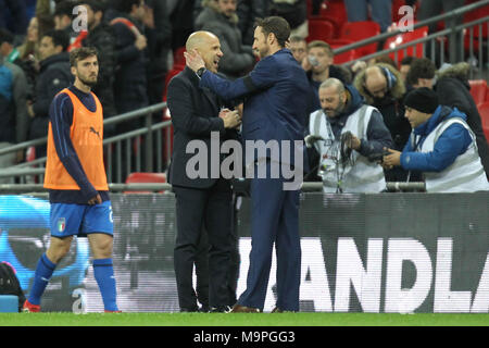 Londra, Regno Unito. Il 27 marzo, 2018. Italia Caretaker Manager Luigi Di Biagio e Inghilterra Manager Gareth Southgate dopo la International amichevole tra Inghilterra e Italia a Wembley Stadium il 27 marzo 2018 a Londra, Inghilterra. (Foto di Matt Bradshaw/phcimages.com) Credit: Immagini di PHC/Alamy Live News Foto Stock