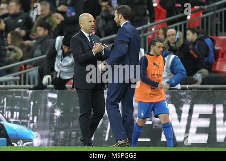 Londra, Regno Unito. Il 27 marzo, 2018. Italia Caretaker Manager Luigi Di Biagio e Inghilterra Manager Gareth Southgate dopo la International amichevole tra Inghilterra e Italia a Wembley Stadium il 27 marzo 2018 a Londra, Inghilterra. (Foto di Matt Bradshaw/phcimages.com) Credit: Immagini di PHC/Alamy Live News Foto Stock