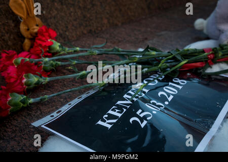 Mosca, Russia. Il 27 marzo, 2018. Le persone che frequentano un evento in memoria di Kemerovo shopping mall le vittime degli incendi in piazza Pushkin. Il 25 marzo 2018 il fuoco alla Zimnyaya Vishnya (inverno) Ciliegio shopping centre in Prospekt Lenina Street persone uccise, molti di loro sono bambini Credit: Nikolay Vinokurov/Alamy Live News Foto Stock