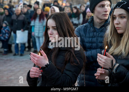 Mosca, Russia. Il 27 marzo, 2018. Le persone che frequentano un evento in memoria di Kemerovo shopping mall le vittime degli incendi in piazza Pushkin. Il 25 marzo 2018 il fuoco alla Zimnyaya Vishnya (inverno) Ciliegio shopping centre in Prospekt Lenina Street persone uccise, molti di loro sono bambini Credit: Nikolay Vinokurov/Alamy Live News Foto Stock