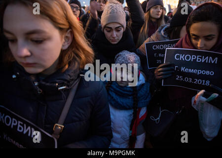 Mosca, Russia. Il 27 marzo, 2018. Le persone che frequentano un evento in memoria di Kemerovo shopping mall le vittime degli incendi in piazza Pushkin. Il 25 marzo 2018 il fuoco alla Zimnyaya Vishnya (inverno) Ciliegio shopping centre in Prospekt Lenina Street persone uccise, molti di loro sono bambini Credit: Nikolay Vinokurov/Alamy Live News Foto Stock