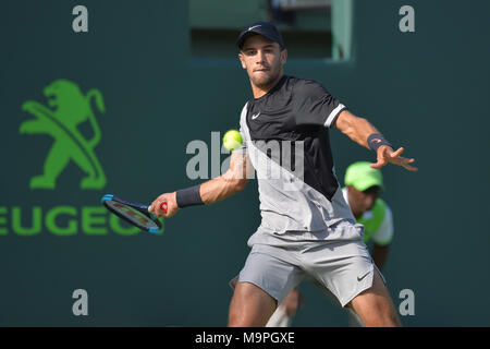 Miami, FL, Stati Uniti d'America. 27 Mar, 2018. KEY BISCAYNE, FL - marzo, 27: Borna Coric (CRO) in azione qui, gioca Denis Shapovalov (CAN) durante il giorno 9 del 2018 Miami aperto trattenuto al Crandon Park Tennis Center su Marzo 27, 2018 in Key Biscayne, Florida. Credito: Andrea, Patrono/ZUMA filo/Alamy Live News Foto Stock