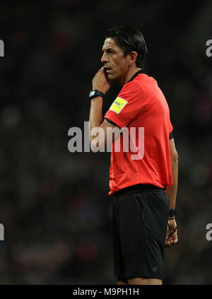 Londra, Regno Unito. Il 27 marzo, 2018. Arbitro Deniz Aytekin all'Inghilterra v Italia Internazionale cordiale incontro di calcio allo Stadio di Wembley, Londra, il 27 marzo 2018. * * Questa foto è per il solo uso editoriale** Credito: Paolo Marriott/Alamy Live News Foto Stock
