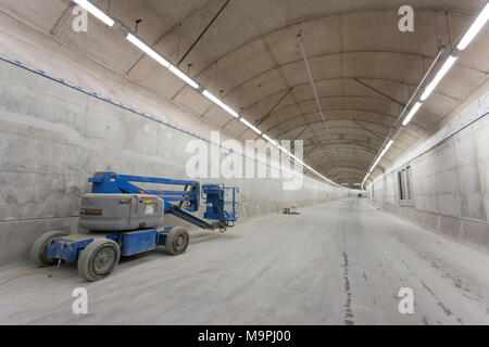 Seattle, Washington, Stati Uniti d'America. 27 Mar, 2018. Cherry picker parcheggiata sul ponte superiore di SR 99 Tunnel. Il modo in Alaska viadotto la sostituzione del programma di ponti stradali sono stati completati e il tunnel operativi e i sistemi di sicurezza sono attualmente installati. Annoiati galleria stradale è la sostituzione del modo in Alaska viadotto e porterà Statale Route 99 al di sotto del centro di Seattle dal sodo quartiere a sud il Lago Union. Credito: Paolo Christian Gordon/Alamy Live News Foto Stock