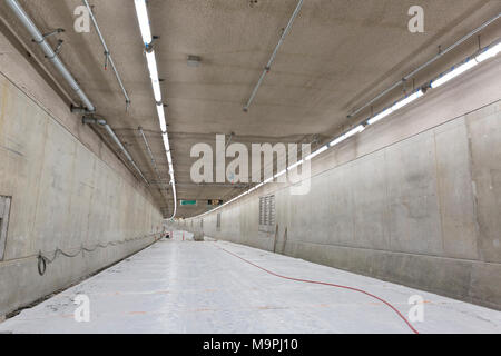 Seattle, Washington, Stati Uniti d'America. 27 Mar, 2018. Il ponte inferiore di SR 99 galleria in costruzione. Il modo in Alaska viadotto la sostituzione del programma di ponti stradali sono stati completati e il tunnel operativi e i sistemi di sicurezza sono attualmente installati. Annoiati galleria stradale è la sostituzione del modo in Alaska viadotto e porterà Statale Route 99 al di sotto del centro di Seattle dal sodo quartiere a sud il Lago Union. Credito: Paolo Christian Gordon/Alamy Live News Foto Stock