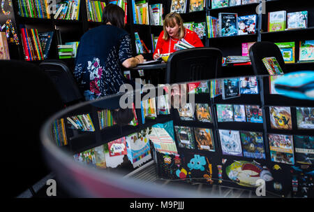 Bologna, Italia. 27 Mar, 2018. Gli espositori di parlare alla Fiera del Libro per Ragazzi a Bologna, Italia del nord, il 27 marzo 2018. La 55th fiera del libro per ragazzi ha dato dei calci a fuori il lunedì. Credito: Jin Yu/Xinhua/Alamy Live News Foto Stock