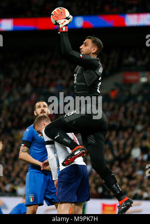 Londra, Regno Unito. 27 Mar, 2018. Gianluigi Donnarumma dell Italia salva un colpo durante una amichevole partita di calcio tra Inghilterra e Italia a stadio di Wembley a Londra, in Gran Bretagna il 27 marzo 2018. Inghilterra e Italia ha attirato 1-1. Credito: Han Yan/Xinhua/Alamy Live News Foto Stock