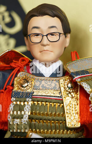 Bambola giapponese maker Kyugetsu presenta la sua nuova hina doll modellato dopo professional Shogi player Yoshiharu Habu avanti del Giorno dei bambini, 28 marzo 2018, Tokyo, Giappone. La bambola giapponese maker Kyugetsu Co. ha annunciato una serie di Hina dolls modellato dopo giapponese di baseball professionale player Shohei Otani e professional Shogi giocatori Sota Fujii e Yoshiharu Habu presso l'azienda showroom dal 28 marzo al 29. Bambini giorno viene celebrata ogni anno il 5 maggio al desiderio per la buona salute e il successo per bambini giapponesi visualizzando le bambole tradizionali. Credito: Rodrigo Reyes Marin/AFLO/Alamy Live News Foto Stock