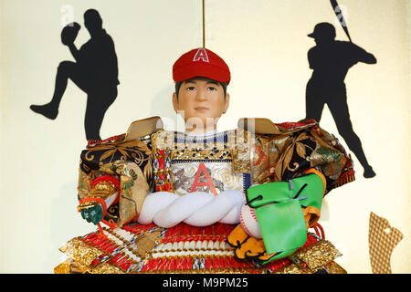 Bambola giapponese maker Kyugetsu presenta la sua nuova hina doll modellato dopo giocatore professionale di baseball Shohei Otani avanti del Giorno dei bambini, 28 marzo 2018, Tokyo, Giappone. La bambola giapponese maker Kyugetsu Co. ha annunciato una serie di Hina dolls modellato dopo giapponese di baseball professionale player Shohei Otani e professional Shogi giocatori Sota Fujii e Yoshiharu Habu presso l'azienda showroom dal 28 marzo al 29. Bambini giorno viene celebrata ogni anno il 5 maggio al desiderio per la buona salute e il successo per bambini giapponesi visualizzando le bambole tradizionali. Credito: Rodrigo Reyes Marin/AFLO/Alamy Live News Foto Stock