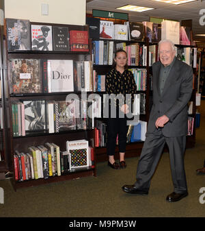 NEW YORK, NY - MARZO 26: Ex U.S. Il presidente Jimmy Carter sorrisi durante un libro firma evento per il suo nuovo libro "La fede: un viaggio per tutti' a Barnes & Noble bookstore in Midtown Manhattan, Marzo 26, 2018 a New York City. Carter, 93, è stato un prolifico autore poiché lasciando la carica nel 1981, pubblicazione di decine di libri. Persone: Jimmy Carter Foto Stock