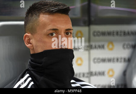 27 marzo 2018, Germania, Berlino, lo stadio Olympia: Calcio, cordiale incontro internazionale, Germania vs Brasile: la Germania Sandro Wagner si siede sul banco di lavoro. Foto: Andreas Gebert/dpa Foto Stock