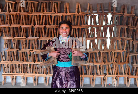 (180328) -- RONGSHUI, 28 marzo 2018 (Xinhua) -- Wu Qinying visualizza gli sgabelli a casa sua in Gandong township di Rongshui Miao contea autonoma, a sud della Cina di Guangxi Zhuang Regione autonoma, 13 marzo 2018. Vita dei contadini in Rongshui Miao contea autonoma sono stati migliorati in quanto la riduzione della povertà sono stati presi provvedimenti. Un evidente cambiamento nelle loro famiglie è aumentata come Sgabelli Sgabelli di più sono necessari quando si tengono le grandi celebrazioni per intrattenere amici e visitatori. (Xinhua/Huang Xiaobang)(wsw) Foto Stock