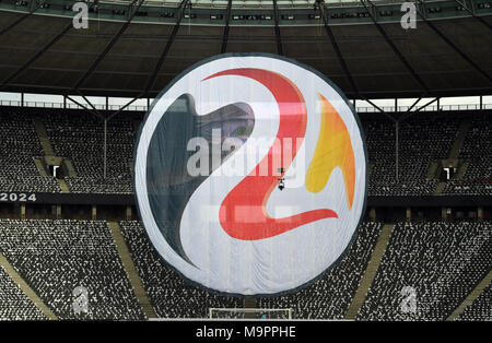 27 marzo 2018, Germania, Berlino, lo stadio Olympia: Calcio, cordiale incontro internazionale, Germania vs Brasile: Germania il logo per ospitare i Campionati Europei nel 2024. Foto: Soeren Stache/dpa Foto Stock