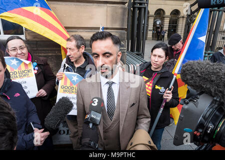 Edimburgo, Scozia,UK. Il 28 marzo 2018. Aamer Anwar , avvocato agisce per Clara Ponsati Catalogna ex ministro dell'istruzione, i colloqui per la stampa al di fuori di Edimburgo Sheriff Court aveva della sua audizione . Ella faccia di estradizione verso la Spagna. Credito: Iain Masterton/Alamy Live News Foto Stock