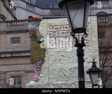 Londra, UK, 28 marzo 2018, Michael Rakowitz's artwork, il nemico invisibile non dovrebbe esistere è stata svelata sul quarto zoccolo in Trafalgar Square. Esso è costituito da 10.000 data di lattine di sciroppo e è una ricreazione di una statua distrutta da Isis in 2015©Keith Larby/Alamy Live News Foto Stock