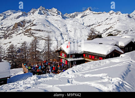 Mountain Inn con terrazza per prendere il sole sulla Riffelalp 2222m in inverno, nel retro Obergabelhorn 4063m e 4221Zinalrothorn m, Zermatt Foto Stock