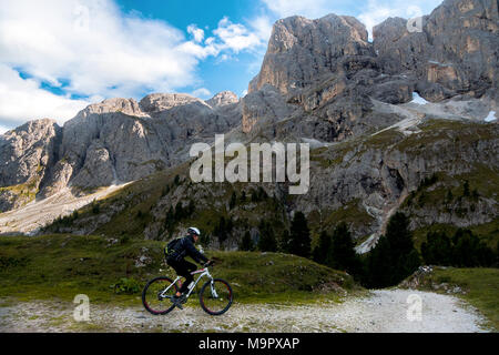 Dolomiti Trentino Alto Adige,Italia: mountain bike nelle montagne delle Dolomiti in Trentino Alto Adige, Italia Foto Stock