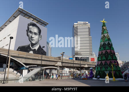 Ritratto di giovane Bhumibol Adulyade sul muro di casa, ex re di Thailandia, graffiti a Bangkok Arte & Cultura Center Foto Stock