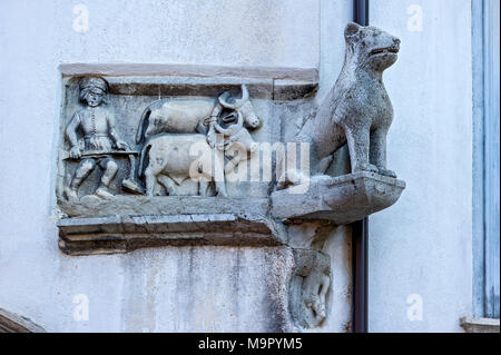 Scultura veneziana, stemma, Stemma Palazzo fioriti, di pietra o di cane lupo con sollievo di buoi con contadini arato sulla facciata Foto Stock