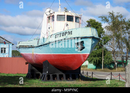 Kandalaksha, Russia - Agosto 29, 2012: Monumento a un towboat Kandalaksha vicino mare porto commerciale. La porta è stata fondata nel mese di luglio 1915 Foto Stock