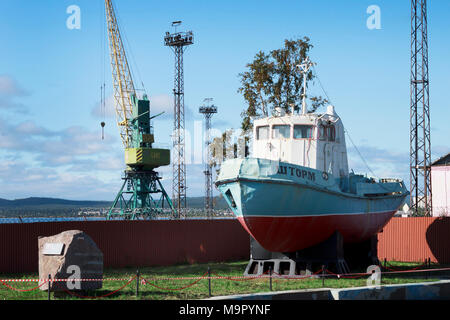 Kandalaksha, Russia - Agosto 29, 2012: Monumento a un towboat Kandalaksha vicino mare porto commerciale. La porta è stata fondata nel mese di luglio 1915 Foto Stock