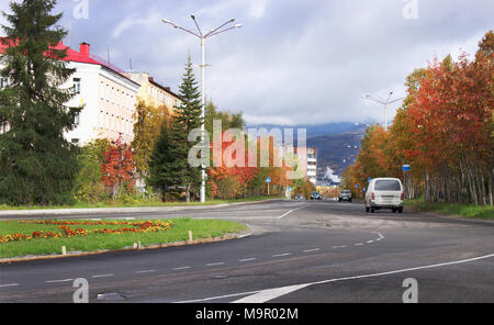 Apatity, Russia - 14 Settembre 2012: ampia strada chiamato dopo accademico Fersman nella città settentrionale Apatity. È molto bello nei giorni di autunno Foto Stock