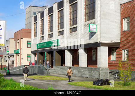 Apatity, Russia - 14 Settembre 2012: la gente visita un Sberbank succursale situata in questa piccola città nel nord della Russia Foto Stock