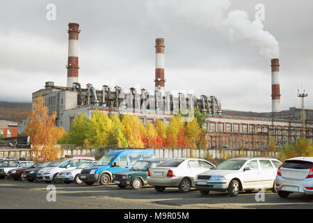 Apatity, Russia - 14 Settembre 2012: Parcheggio vicino la centrale termoelettrica di potenza in Apatity, la più grande potenza termica impianto nella regione di Murmansk, commissionato Foto Stock
