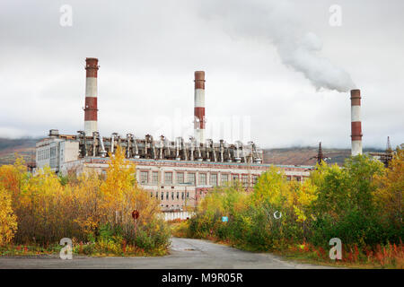 Apatity, Russia - 14 Settembre 2012: la centrale termoelettrica di potenza in Apatity, la più grande potenza termica impianto nella regione di Murmansk, commissionato nel 1959 Foto Stock