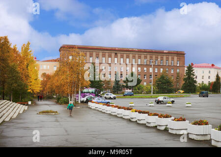 Apatity, Russia - 14 Settembre 2012: Istituto geologico e una piccola area di fronte a lui nella città di Apatity. Autunno qui arriva presto Foto Stock