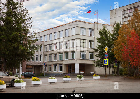 Apatity, Russia - 14 Settembre 2012: l'amministrazione della città settentrionale di Apatity è situato in un modesto edificio in una parte centrale della città Foto Stock