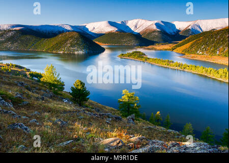 Lago Shireet con montagne coperte di neve e Mongolia Foto Stock