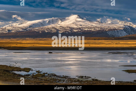 Khurgan lago con le montagne ricoperte di neve nella parte posteriore, Mongolia Foto Stock