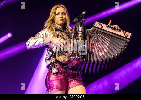 Il musicista austriaco, musica folk e cantante pop Naschenweng Melissa dal vivo presso il Schlager Nacht in Lucerna, Svizzera Foto Stock