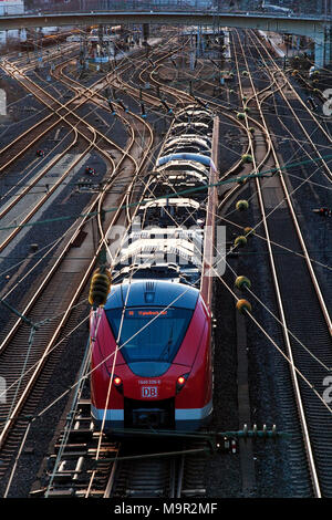 Treno locale di stazione Oberbarmen, Wuppertal, Bergisches Land, Nord Reno-Westfalia, Germania Foto Stock