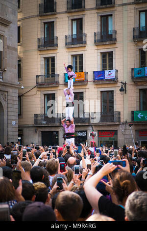 La folla di persone a vedere insieme i Castellers (Torri Umane) in Placa de Sant Jaume, Barcellona, celebrando la Merce Festival il 23 settembre, 2017 Foto Stock