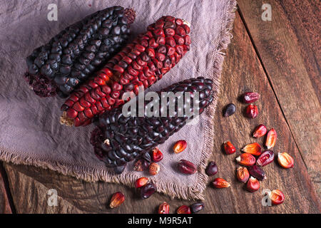 Rosso e nero cimelio di tutoli di mais da Ecuador Foto Stock