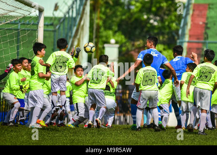 Cinque giocatori di calcio indonesiano club di Persib Bandung giocare contro 85 bambini in un match di esibizione per festeggiare il suo ottantacinquesimo anniversario. Foto Stock