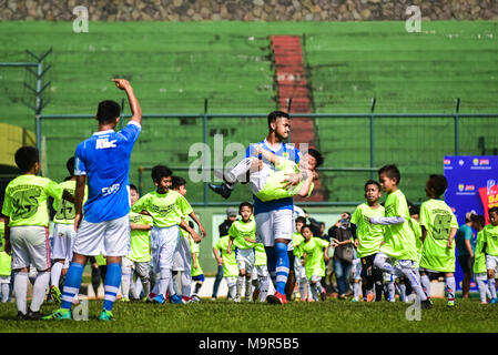 Cinque giocatori di calcio indonesiano club di Persib Bandung giocare contro 85 bambini in un match di esibizione per festeggiare il suo ottantacinquesimo anniversario. Foto Stock