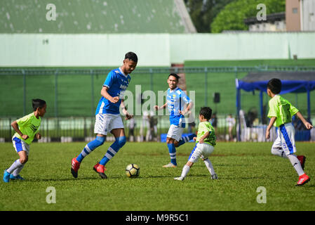 Cinque giocatori di calcio indonesiano club di Persib Bandung giocare contro 85 bambini in un match di esibizione per festeggiare il suo ottantacinquesimo anniversario. Foto Stock