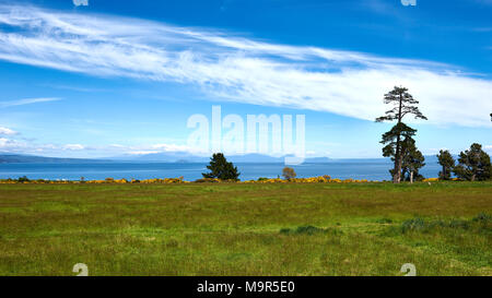 Snow capped picco del Monte Ruapehu coperto dalle nuvole che si vede attraverso il lago Taupo in Nuova Zelanda Foto Stock