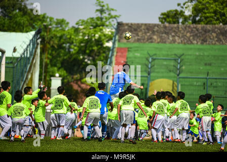 Cinque giocatori di calcio indonesiano club di Persib Bandung giocare contro 85 bambini in un match di esibizione per festeggiare il suo ottantacinquesimo anniversario. Foto Stock