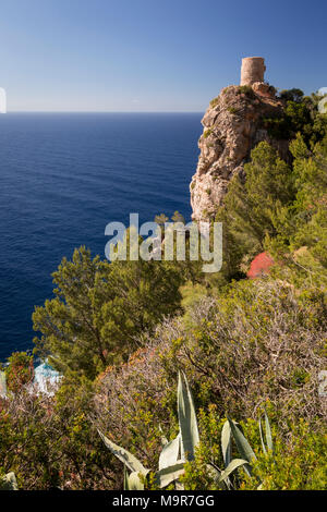 Torre di avvistamento a Mirador de ses anime sulla costa mediterranea di Mallorca, Spagna su una soleggiata giornata estiva Foto Stock