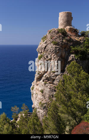 Torre di avvistamento a Mirador de ses anime sulla costa mediterranea di Mallorca, Spagna su una soleggiata giornata estiva Foto Stock