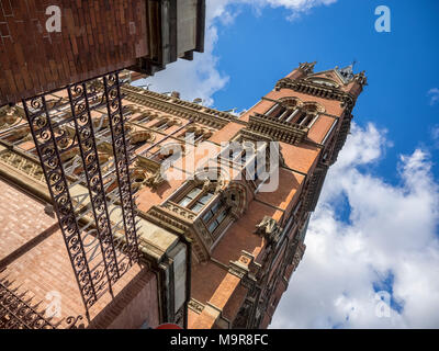 La stazione di ST PANCRAS: vista insolita della Torre dell'orologio Foto Stock