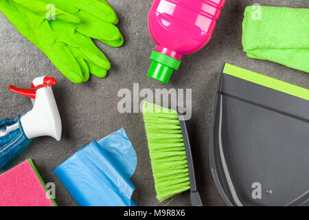 Materiali per la pulizia su sfondo grigio Foto Stock