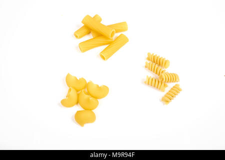 Diversi tipi di pasta isolato su bianco Foto Stock